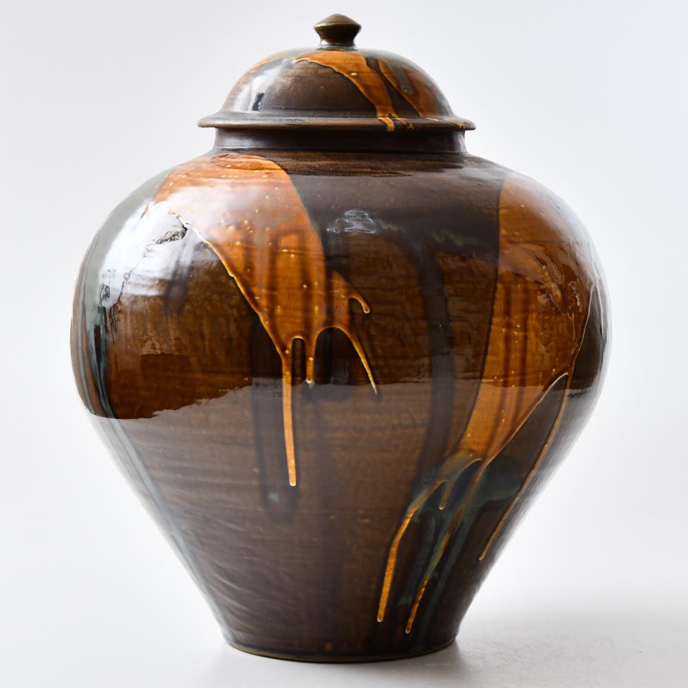 小鹿田焼の大きい壺 黒に黄土色の釉薬の流れ模様の陶器の壺 小鹿田焼の