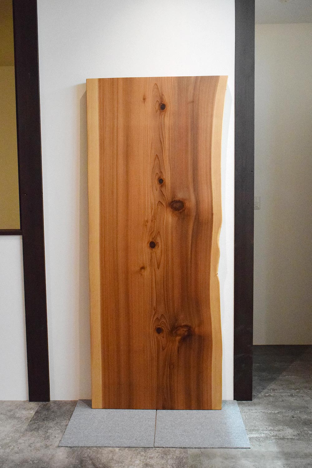 n*3様 市場で一目惚れした杉の一枚板を二度と同じ形の物は作れないロー