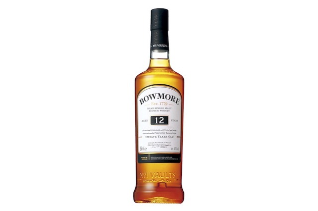 ウイスキー「ボウモア12年」が気軽に飲めるハーフサイズボトルになって