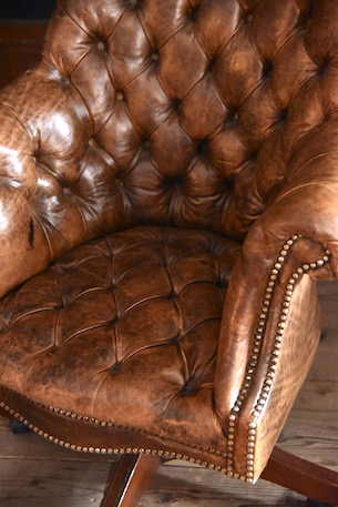 鋲打ちが格好良いチェスターフィールドオフィスチェア