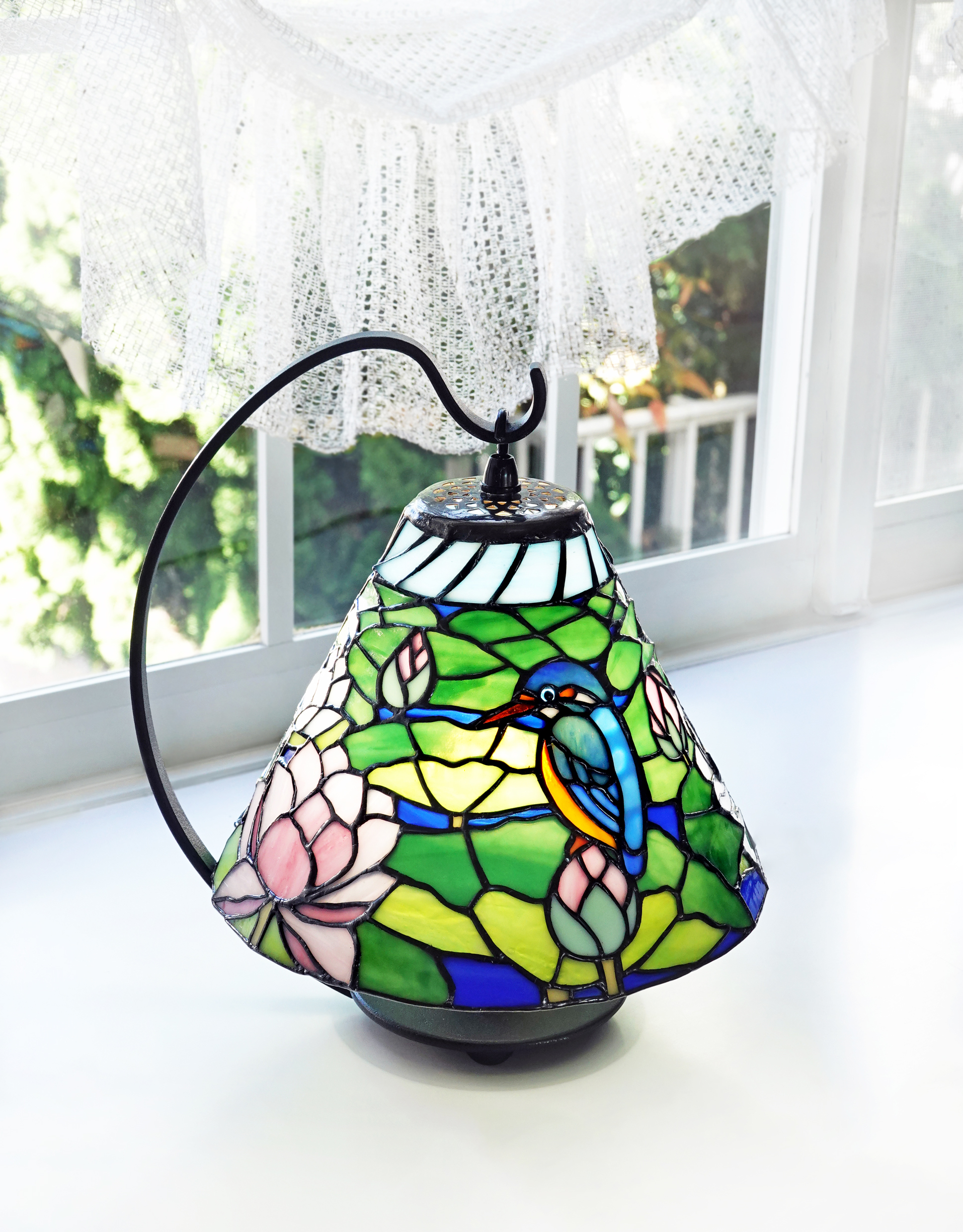 蓮とカワセミのランプ－ステンドグラス花鳥輪舞