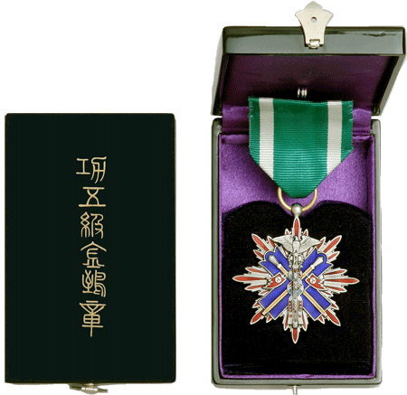 ☆実物美品☆ 功六級金鵄勲章（銀文字/黒塗共箱/略章付）日本軍 送料込