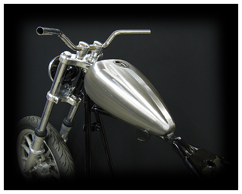 ハーレー マスタングタンク カスタムペイント 車体の雰囲気をガラッと