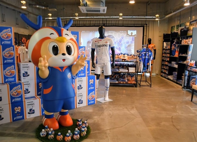 V長崎が新しい公式グッズ店 「ヴィヴィくん」とツーショットOK
