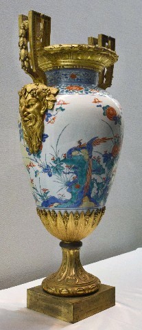 欧州で人気があった「色絵花鳥文壺」。高さ87センチで、全体的な姿形