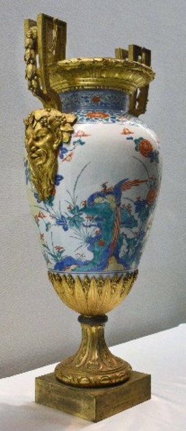 欧州で人気があった「色絵花鳥文壺」。高さ87センチで、全体的な姿形
