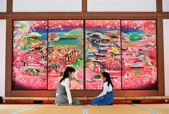 随心院】華やかな桃色が目を引くふすま絵「極彩色梅匂小町絵図（ご