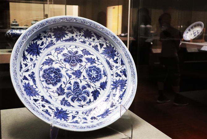 重要文化財「青花牡丹唐草文盤」（中国、14世紀） - 中韓の名品に原点