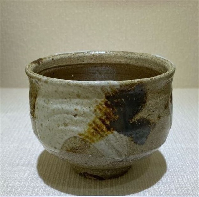 濱田庄司氏の「塩釉刷毛目鉄打茶碗」 - 日韓の「人間国宝」の技、一堂