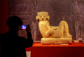 神へのささげ物を置いたとされる「チャクモール像」 - 装飾ドクロ、鷲