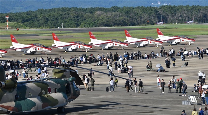 福岡・芦屋町の空自芦屋基地で航空祭 「ブルーホエール」C－2が初登場
