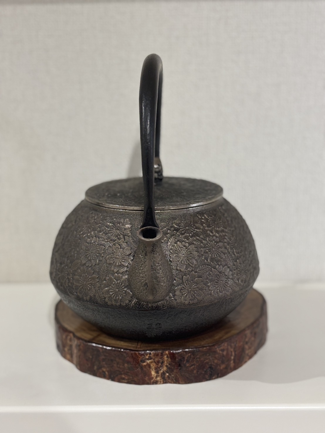 南部盛岡 三厳堂 布団型 桜紋 砂鉄鉄瓶 南部鉄器 - 日昇商事