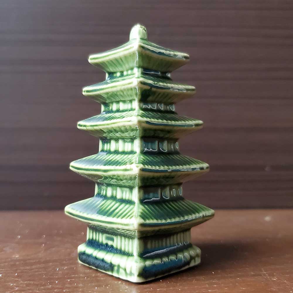 あなただけの世界をどうぞ【ミニチュア陶器 五重塔 緑】ゴジュウノトウ