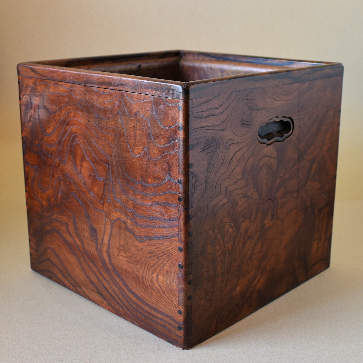 ずっしりとした重厚感 天然木 瘤 切り株 火鉢 木製 レトロ 工芸品 骨董品