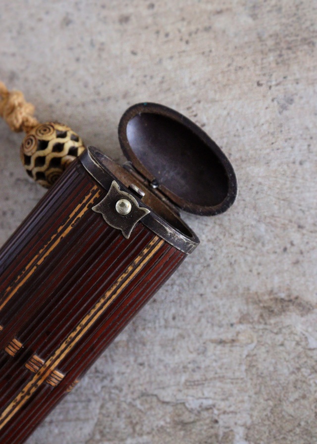 相良刺繍 煙草入れ 竹細工キセルケース アンティーク 装身具 透かし