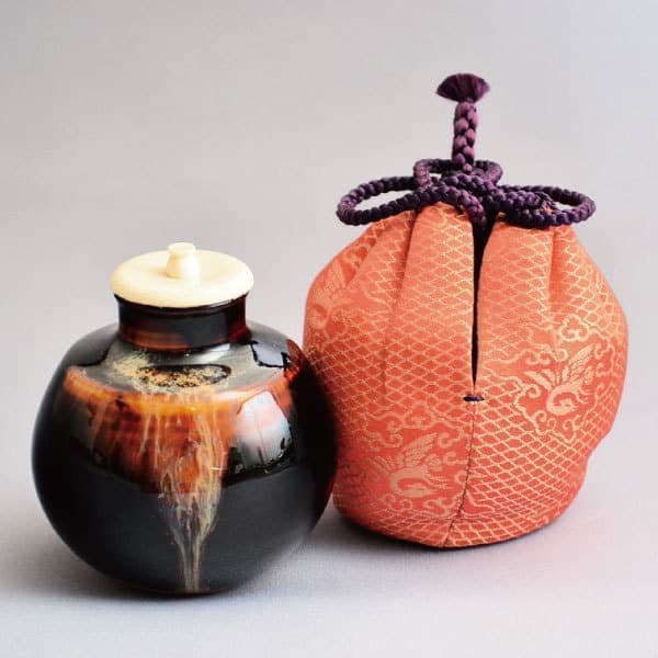 宋青磁陽刻茶入 本象牙蓋 仕覆＞