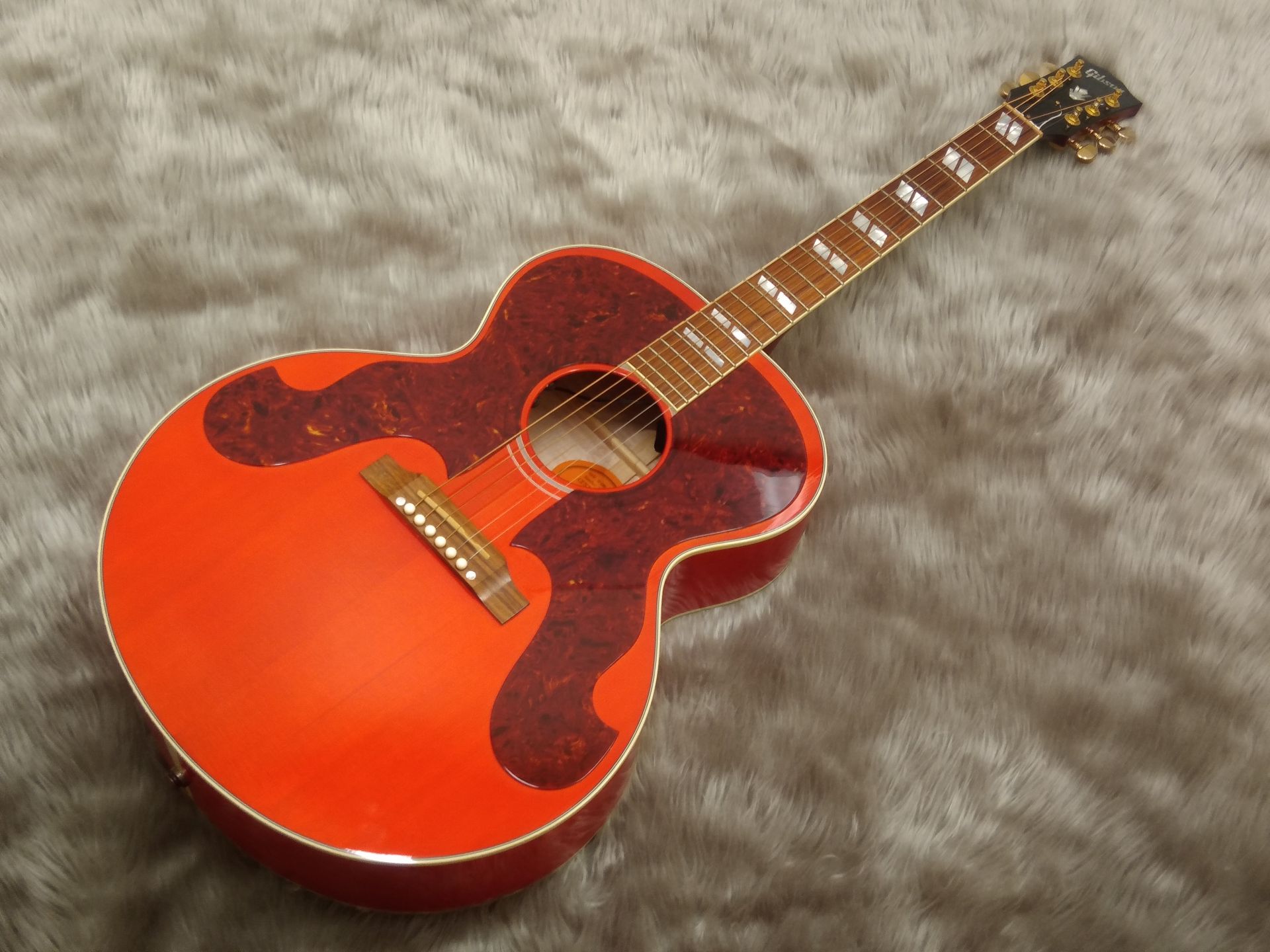 売約済みGibson】ダブルピックガードと真っ赤な見た目が特長のJ-180が