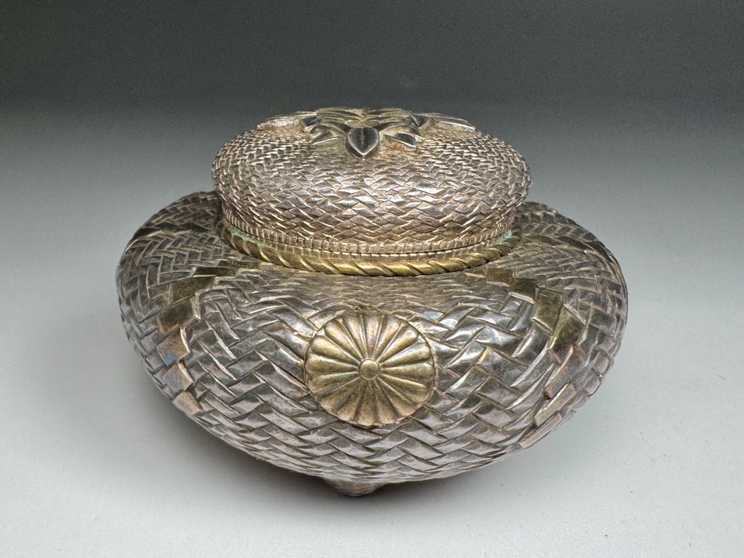 ☆皇室関係者限定☆天皇家 菊花紋章入り 陶器製小皿（高杯）立太子の礼