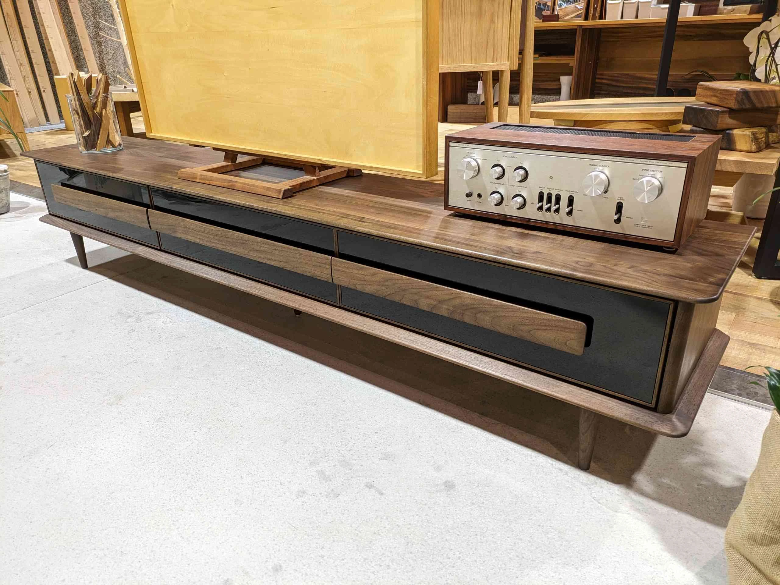 月うさぎ サイドテーブル、TV台(栴檀片側耳付一枚板天板)ワイルド一点