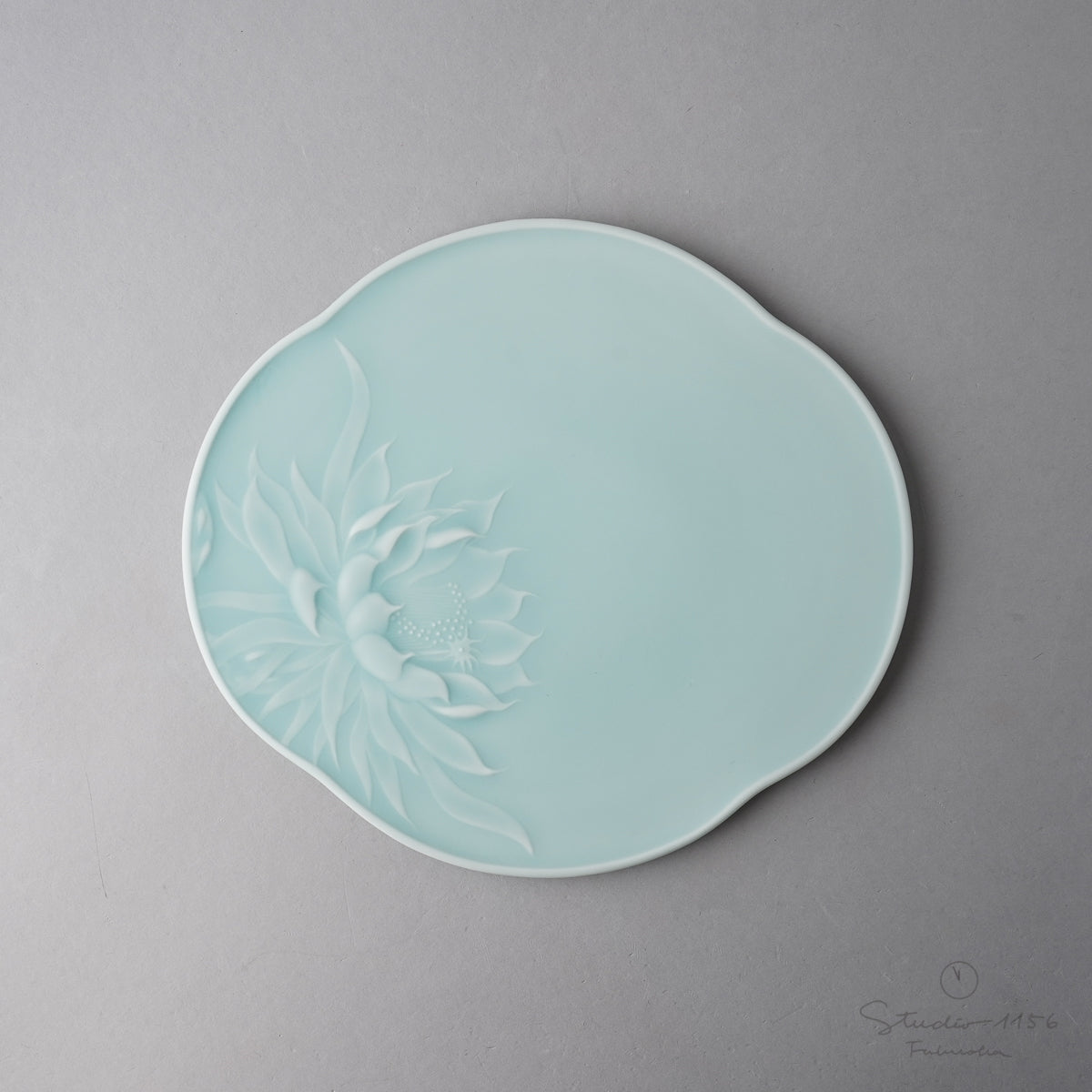 伊万里焼 モイスト 月下美人 木瓜型プレート 24cm [全2種] 畑萬陶苑の