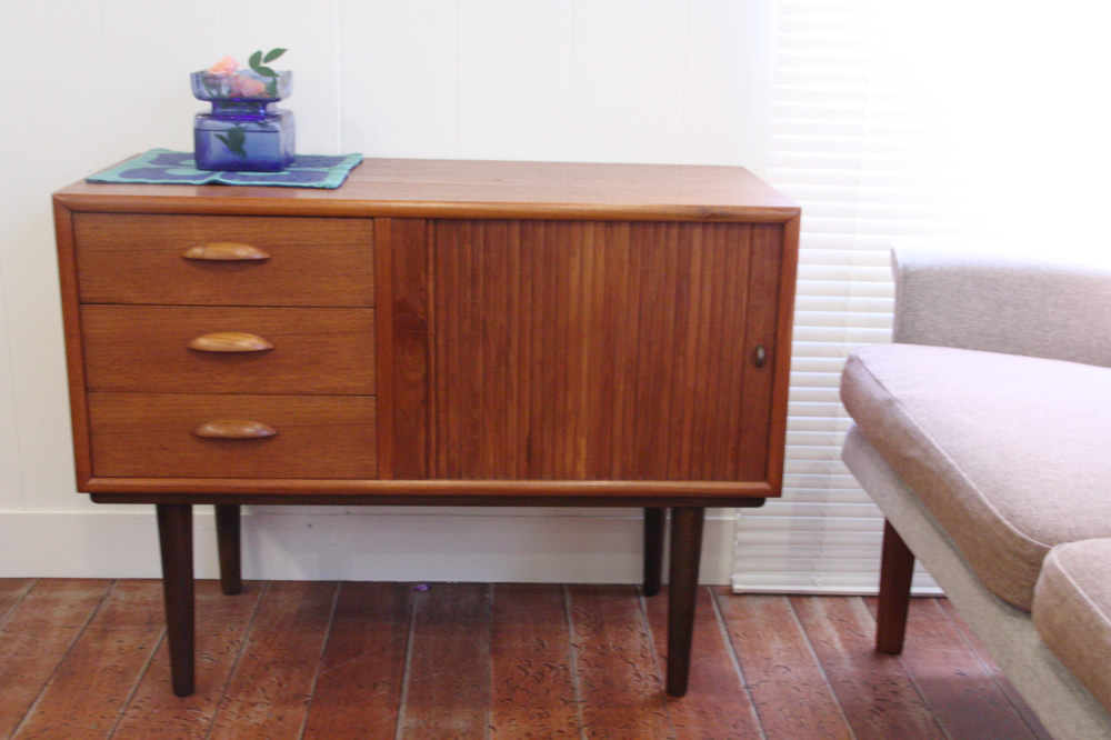 北欧家具ビンテージ デンマーク製 チークミニキャビネット