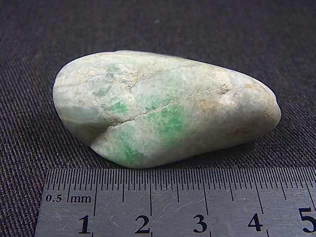 糸魚川翡翠 アップルグリーン 金山 原石 79グラム 送料無料 糸魚川