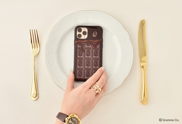 チョコレート”ハードガラス iPhoneケースからiPhone13proサイズが