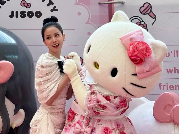 大胆美脚がまぶしい」BLACKPINK・ジス、ハローキティとコラボ