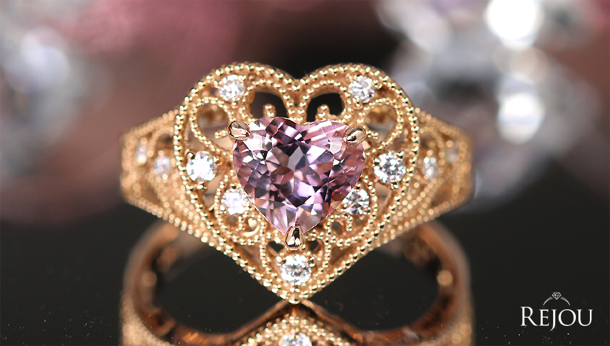 K*8様 Kate King 緑色ブローチ モルダバイト赤い石付き K*8様