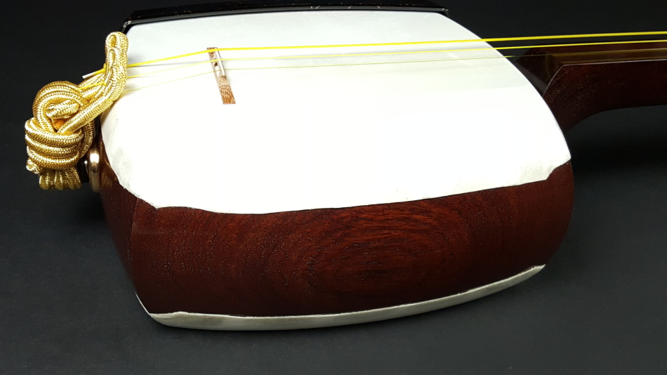 新品 津軽三味線 本体 紅木 太棹 展示品 新品軽量ケース付 新津01 新品同様