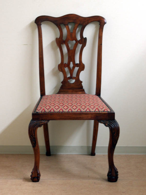 マホガニー ボール＆クロウ（ball and claw） レッグ チェア です。