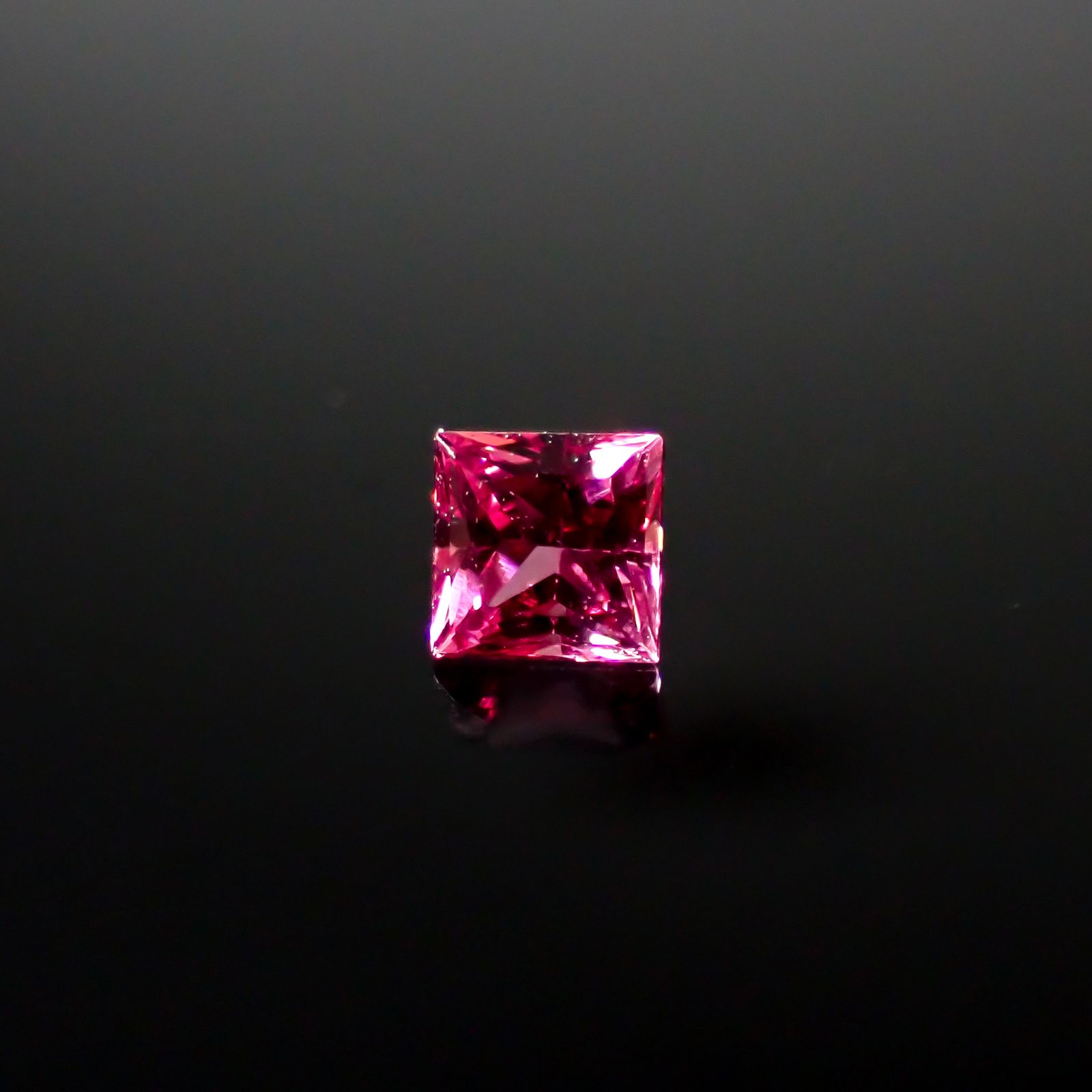 ◇プリンセスカット◇ホットピンクスピネル(宝石名ピンク・スピネル