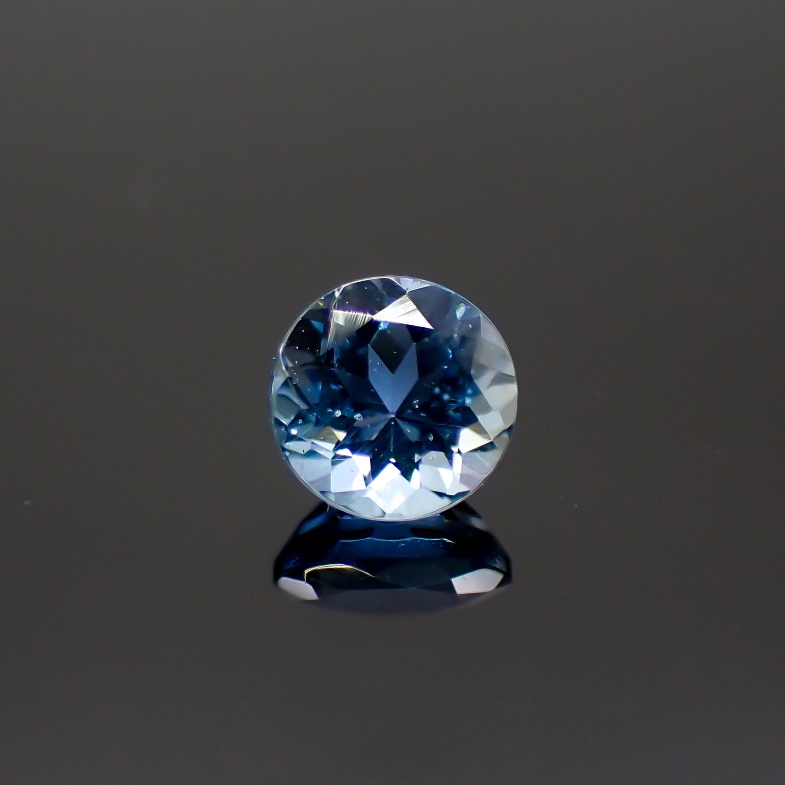 モザンビーク産】アクアマリンの楕円柱タンブル①