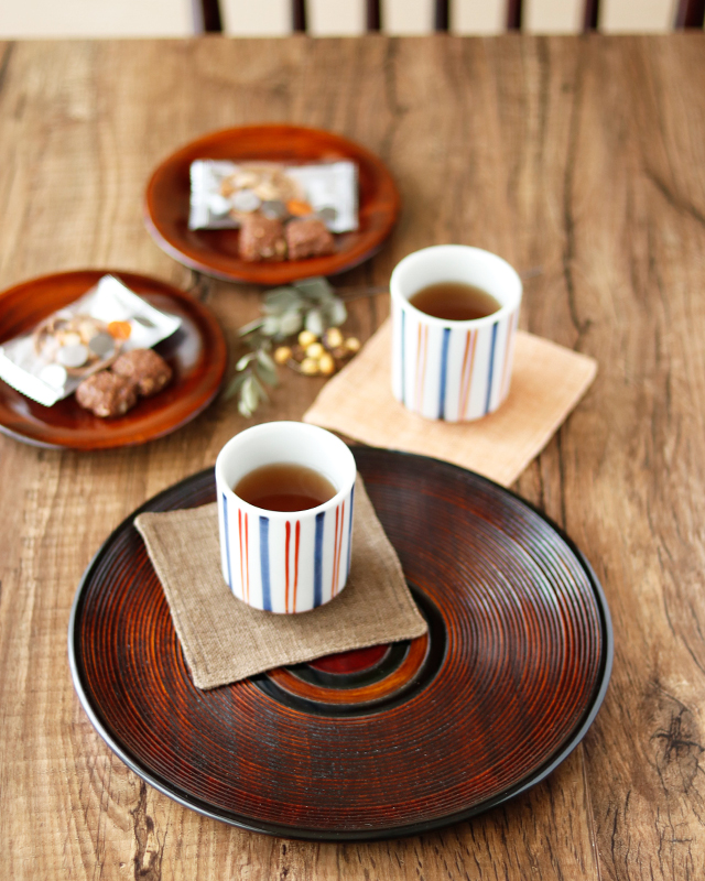 砥部焼の和食器 香川漆器の丸盆 【砥部工房 からくさ】