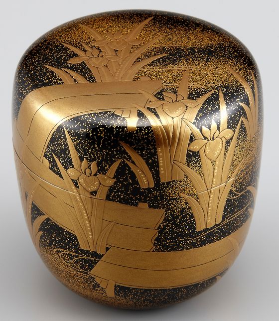 棗（なつめ）八橋蒔絵は、漆黒と金の対比が美しい豪華な蒔絵の棗