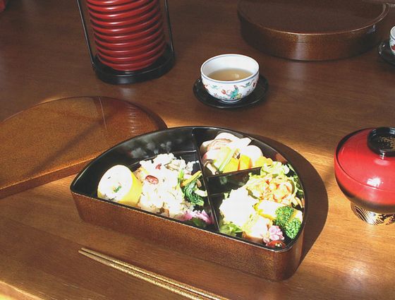 梨子地（なしじ）半月型弁当箱でいつもの食事も料亭気分！ | 輪島塗の