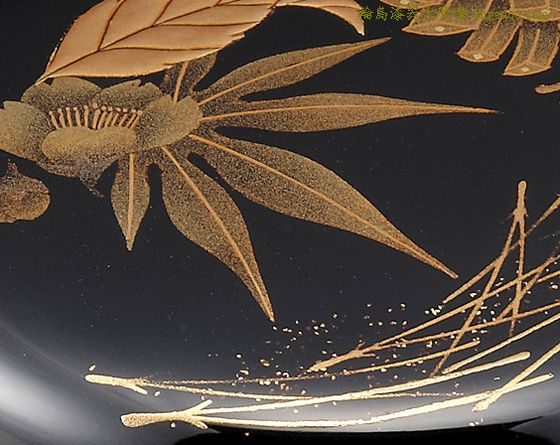 棗（なつめ）研ぎ出し蒔絵吹き寄せ春秋の図は、秋の風情と桜を共に描い