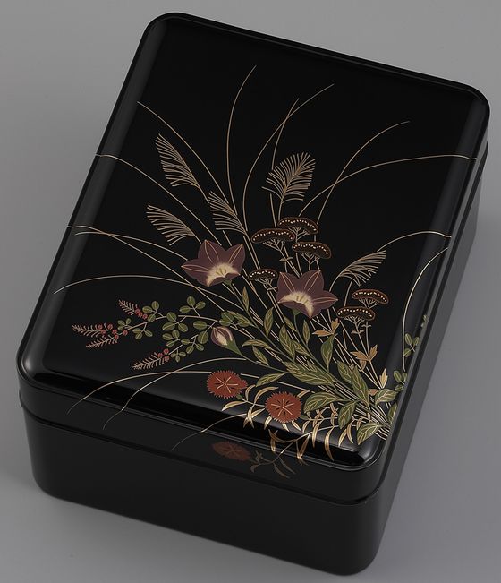 手箱 秋草蒔絵は、郷愁をさそう秋の草花を美しい蒔絵で表現した手箱