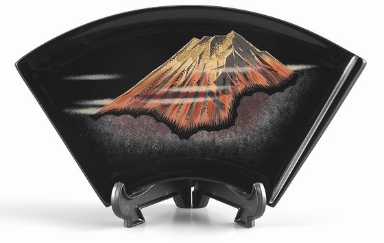 飾り皿・赤富士沈金（扇小） 49,500円（税込） | 輪島塗の塗師屋 輪島