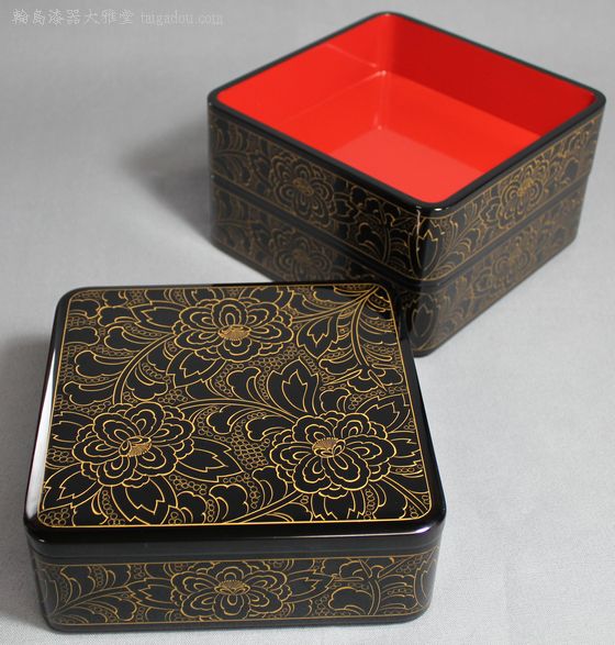 三段重箱 牡丹唐草沈金 302,500円（税込） | 輪島塗の塗師屋 輪島漆器