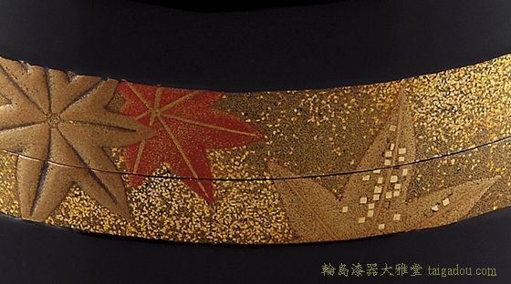 棗（なつめ）帯・紅葉蒔絵は、漆黒の棗に紅葉蒔絵の帯をまとった上品な