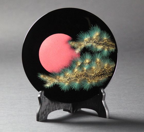 飾皿（丸型）日の出松沈金 85,800円（税込） | 輪島塗の塗師屋 輪島