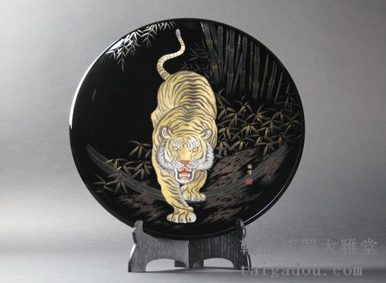 飾皿 虎沈金 1,485,000円（税込） | 輪島塗の塗師屋 輪島漆器大雅堂