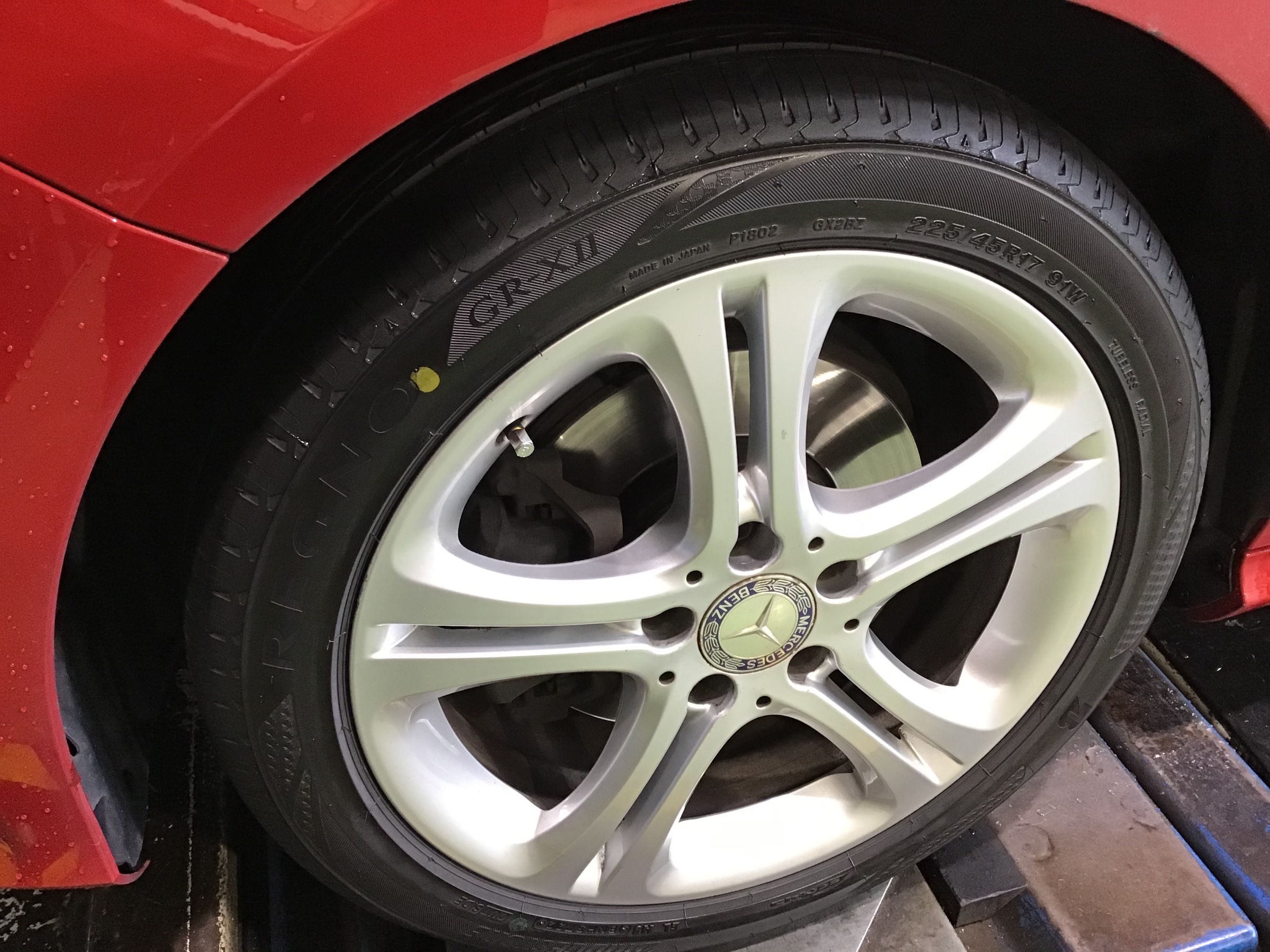 メルセデスベンツA180の純正アルミとメーカー指定のランフラットタイヤ