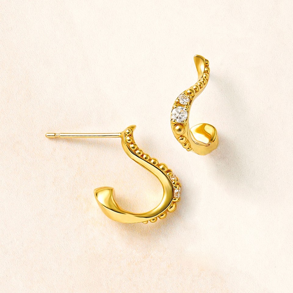 スカルシリーズのナンシーピアスk18ではこの1点のみだと思います