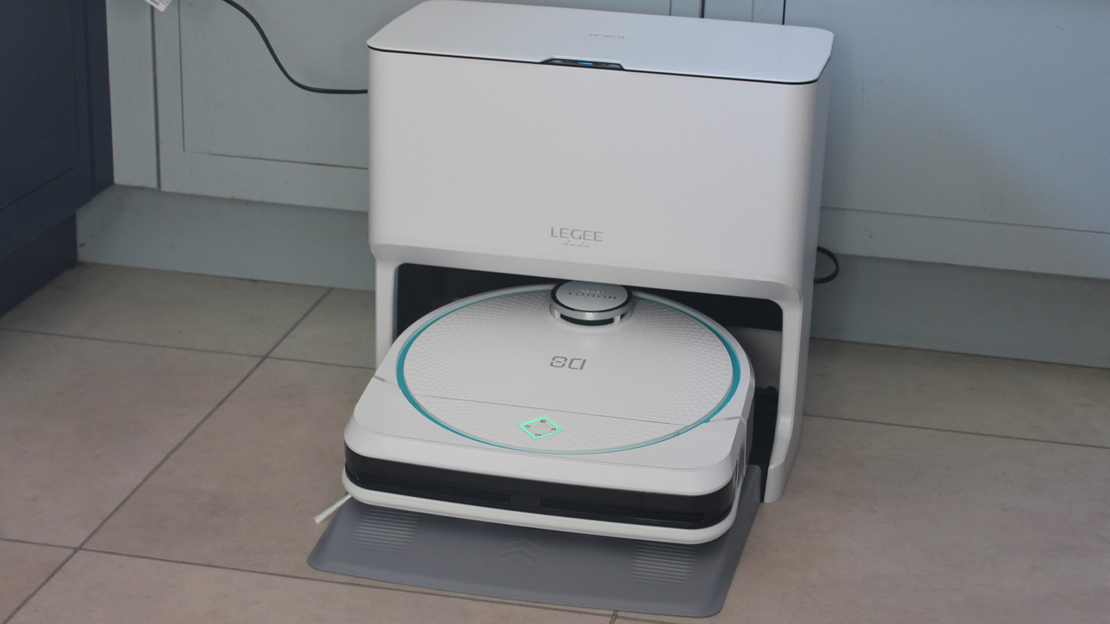 Hobot Legee D8 + Lulu Service Station Review: Handy For Hard