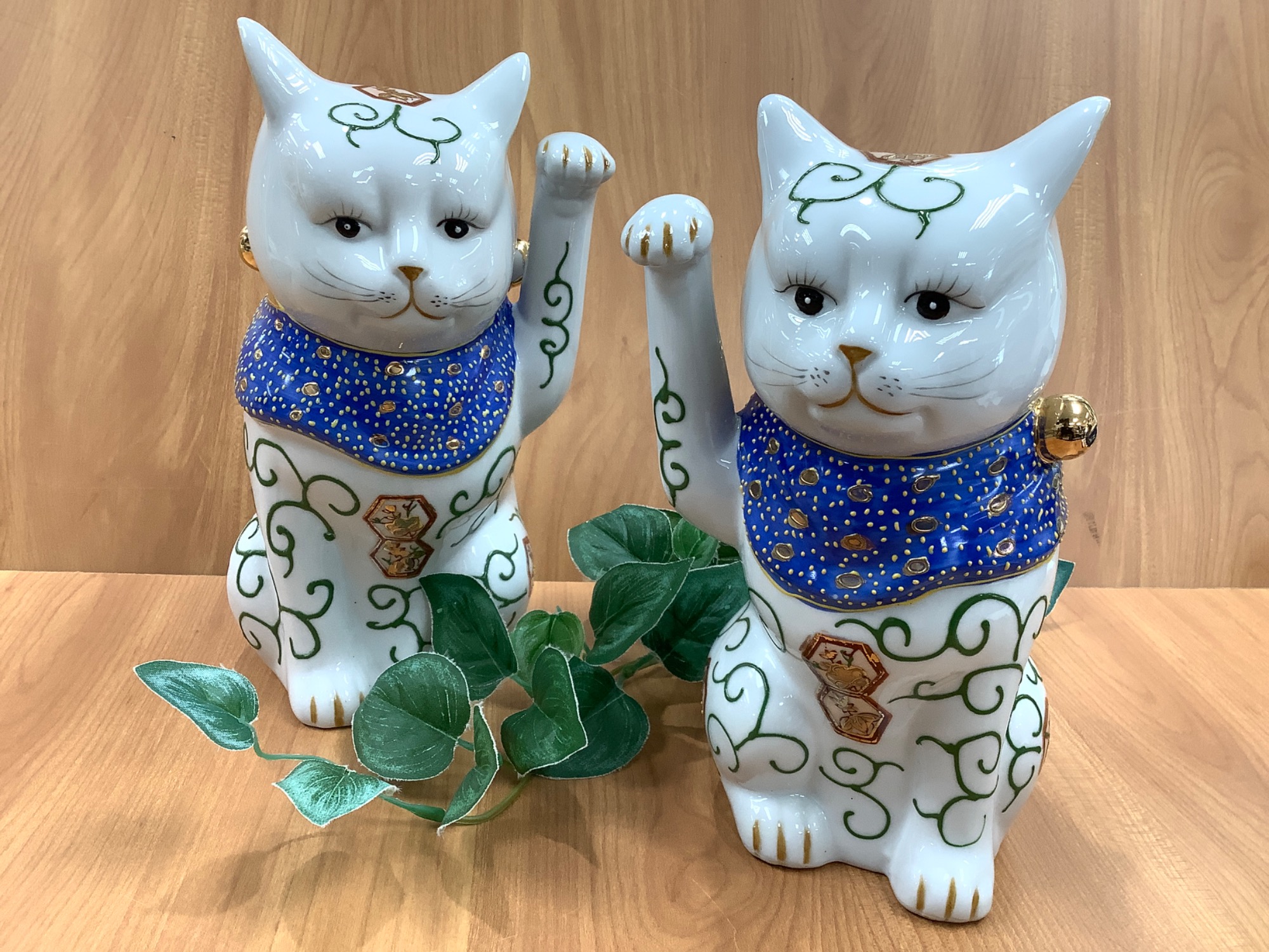 ヴィンテージ伊万里手描きの大きな瞳やまつ毛、ヒゲ、前掛けが美しい招き猫