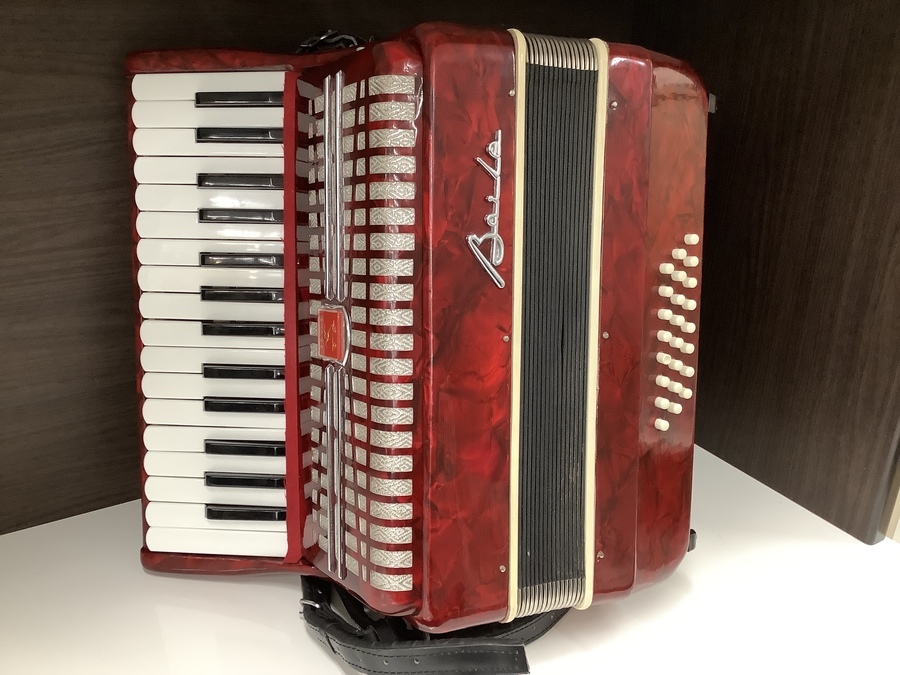 赤色がとっても綺麗なBAI-LE(バイレ)のアコーディオンのご紹介です