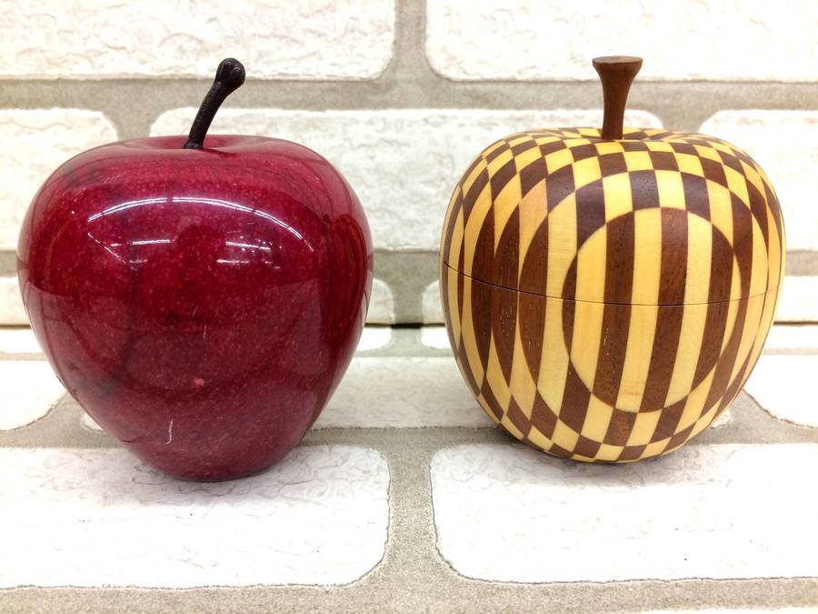 箱根の伝統工芸！寄木細工のリンゴの小物入れを入荷致しました