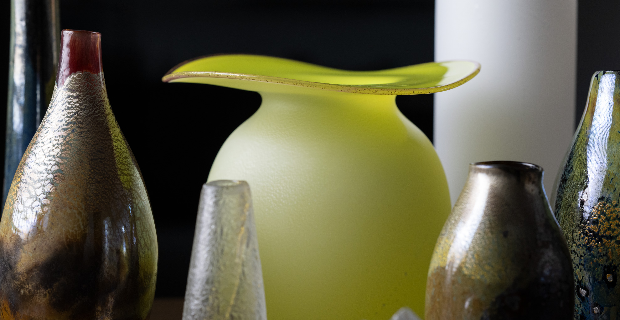 手作り陶器製花瓶 灰緑とクリーム 手作り陶器製花瓶 灰緑とクリーム